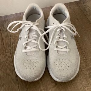Womens Under Armour Running Shoe; White/Grey Sz: 9